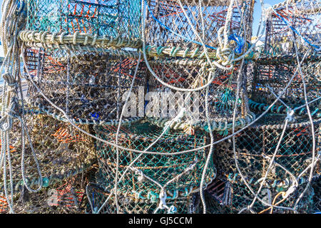 Des filets de pêche au homard de la mer avec d'autres engins de pêche tels que cordes et bouées de plastique. Banque D'Images