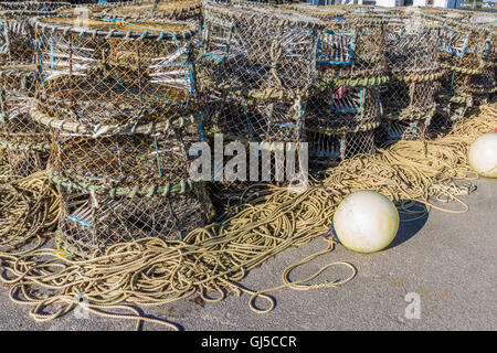 Des filets de pêche au homard de la mer avec d'autres engins de pêche tels que cordes et bouées de plastique. Banque D'Images