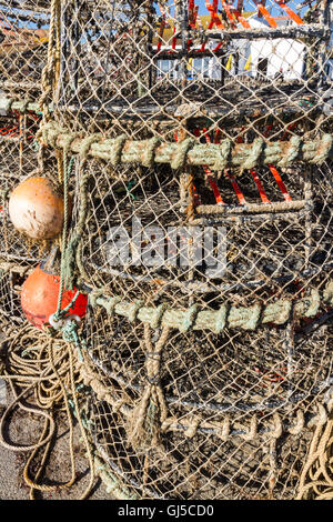 Des filets de pêche au homard de la mer avec d'autres engins de pêche tels que cordes et bouées de plastique. Banque D'Images