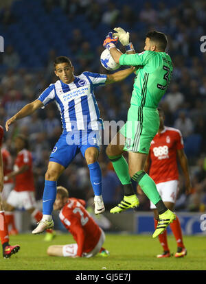 Brighton et Hove Albion's Anthony Knockaert (gauche) défis Nottingham Forest's Stephen Henderson au cours du match de championnat à Sky Bet le stade AMEX, Brighton. Banque D'Images