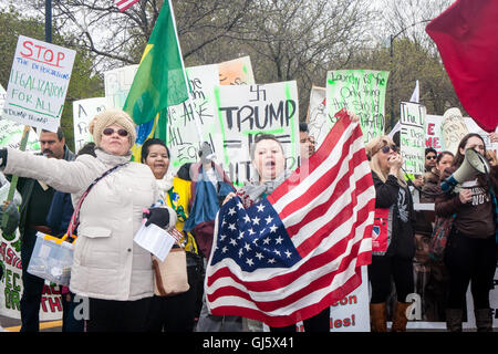 Chicago, Illinois - 1er mai 2016 : Des centaines de marcheurs united le 1er mai pour protester contre Trump et l'ordre du jour de l'aile droite contre les travailleurs et les immigrants. Banque D'Images