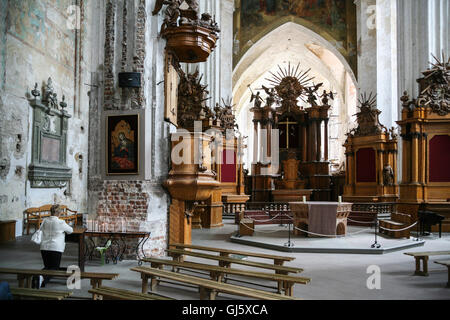 Prier à l'intérieur de l'Église et le couvent des Bernardins, Vilnius, Lituanie. Cette église en cours de restauration est directement derrière Banque D'Images