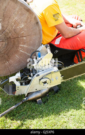 Jesse Whitehead's custom chainsaw pro pour le tronçonnage de vitesse ouverte événement. Les enregistreurs Enregistreurs de Squamish journée événement sportif. Banque D'Images