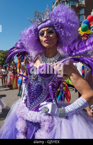 Pride Parade participant vêtu d'un costume coloré, 2016 Vancouver (Colombie-Britannique) Banque D'Images