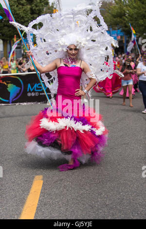 Pride Parade participant vêtu d'un costume coloré, 2016 Vancouver (Colombie-Britannique) Banque D'Images