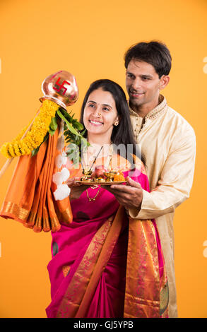 Smart couple indien traditionnel dans l'exécution d'usure gudhi padwa puja, asian couple & puja thali Banque D'Images