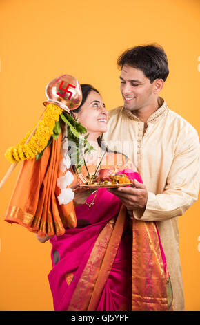 Smart couple indien traditionnel dans l'exécution d'usure gudhi padwa puja, asian couple & puja thali Banque D'Images