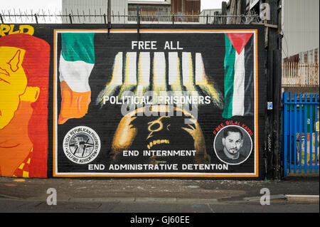 Libération de tous les prisonniers politiques - internement fin à fresque murale sur la Belfast International Falls Road peint par IRPWA. Banque D'Images