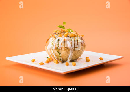 Râjasthânî Shahi Raj Kachori, farcie de pommes de terre avec katchori et remplissage de germes et servi avec caillé, chutney et sev Banque D'Images