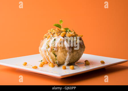 Râjasthânî Shahi Raj Kachori, farcie de pommes de terre avec katchori et remplissage de germes et servi avec caillé, chutney et sev Banque D'Images