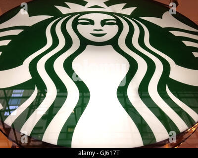 Un gros plan d'un logo de Starbucks Banque D'Images
