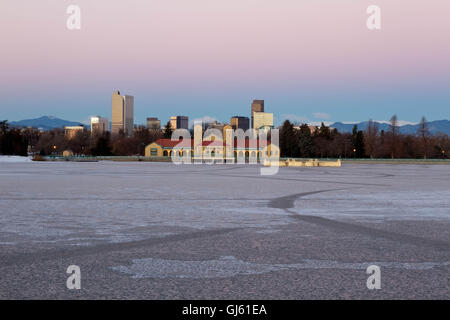 Lever tôt le matin sur Denver City Park en hiver avec un lac gelé Banque D'Images