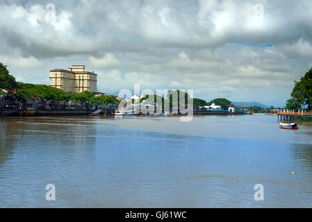 Vue de la rivière Sarawak de front de mer dans la ville de Kuching. Sarawak. La Malaisie. Bornéo. Banque D'Images