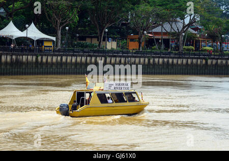 Kuching, Malaisie. La rivière Sarawak taxi boat sur le fleuve dans la ville de Kuching. Sarawak. Bornéo. Banque D'Images