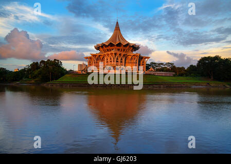 Assemblée législative de l'État de Sarawak, Dewan Undangan Negeri au coucher du soleil. Kuching. Sarawak. La Malaisie. Borneo Banque D'Images