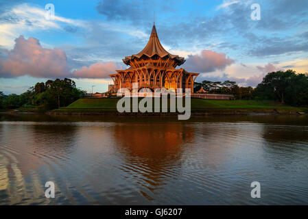 Kuching, Malaisie. Assemblée législative de l'État de Sarawak, Dewan Undangan Negeri au coucher du soleil. Borneo Sarawak Banque D'Images