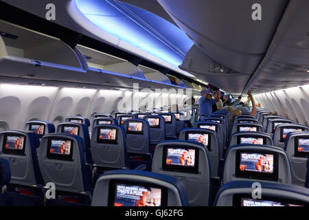 À l'intérieur de l'avion de ligne avec des passagers à bord et à la place. USA Banque D'Images