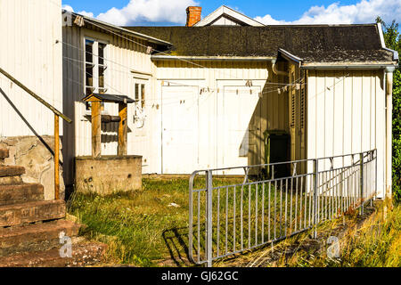 Petite et vieille cour avec piscine toilettes et hangars. Vieille eau bien avec chaîne rouillée très proche de la maison. Banque D'Images