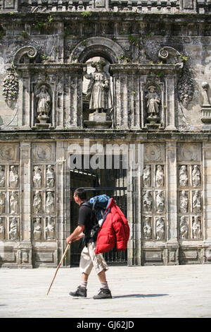 Pilgrim passant au-dessus de la statue de St James Porte Sainte sur la façade est de la cathédrale de Santiago de Compostela sur Quitana Plaza de la vieille ville de Santiago de Compostela.Cette Porte Sainte n'est ouvert que pendant les années où Sainte 25 Juillet, St Jaes jour tombe un dimanche. 2010 est une année Sainte et cette porte sera ouverte et toute personne qui entre par cette porte gagne ensuite le mérite spirituel.Santiago répond à des milliers de visiteurs.La cathédrale est le fameux but de pèlerinages dans toute l'Europe, le Camino de Santiago, à cet endroit en Galice dans le nord-ouest de l'Espagne. Banque D'Images