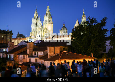 Les foules s'y rassemblent le soir pour regarder un feu d'artifice dans la nuit du 24 juillet. Façade ouest de la cathédrale de Santiago de Compostela. Des milliers de visiteurs et pèlerins se rassemblent à Santiago de Compostelle pour célébrer St James 24. Le 25 juillet est St James Day, le saint patron de l'Espagne. La cathédrale est le lieu de sépulture de renom-St Jacques le Majeur, l'un des apôtres de Jésus Christ, et le saint patron de l'Espagne. La cathédrale est le fameux but de pèlerinages dans toute l'Europe, le Camino de Santiago, à cet endroit en Galice dans le nord-ouest de l'Espagne. Banque D'Images