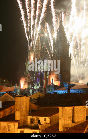 Spectacle son et lumière et spectaculaire feu d'artifice dans la nuit du 24 juillet montrant façade ouest de Santiago de Compostela Banque D'Images