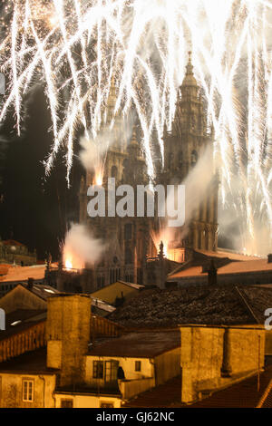 Spectacle son et lumière et spectaculaire feu d'artifice dans la nuit du 24 juillet montrant façade ouest de Santiago de Compostela Banque D'Images