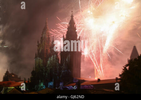 Spectacle son et lumière et spectaculaire feu d'artifice dans la nuit du 24 juillet montrant façade ouest de Santiago de Compostela Banque D'Images