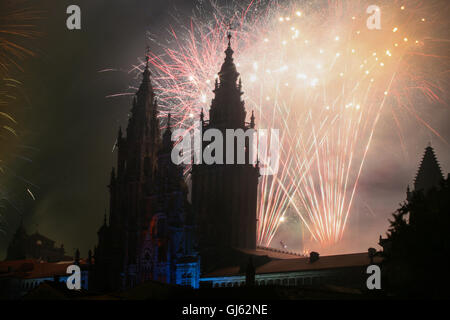 Spectacle son et lumière et spectaculaire feu d'artifice dans la nuit du 24 juillet montrant façade ouest de Santiago de Compostela Banque D'Images