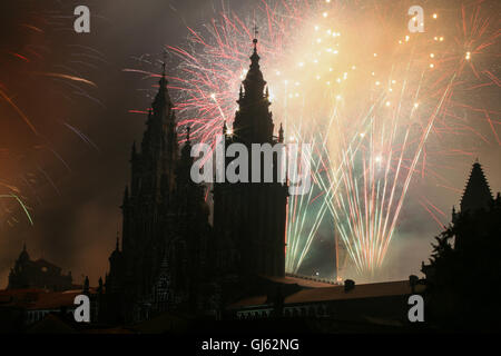 Spectacle son et lumière et spectaculaire feu d'artifice dans la nuit du 24 juillet montrant façade ouest de Santiago de Compostela Banque D'Images