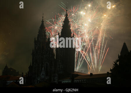 Spectacle son et lumière et spectaculaire feu d'artifice dans la nuit du 24 juillet montrant façade ouest de Santiago de Compostela Banque D'Images