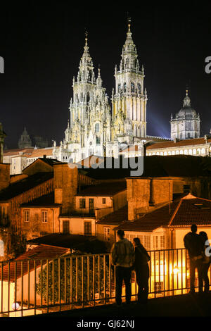 Dans la nuit du 24 juillet montrant façade ouest de la cathédrale de Santiago de Compostela. Des milliers de visiteurs et pèlerins se rassemblent dans Banque D'Images