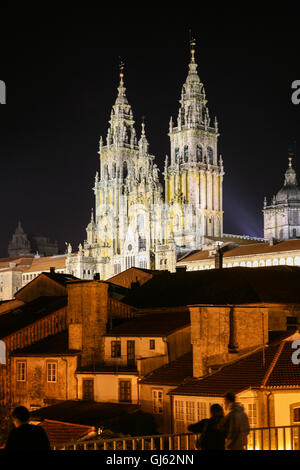 Dans la nuit du 24 juillet montrant façade ouest de la cathédrale de Santiago de Compostela. Des milliers de visiteurs et pèlerins se rassemblent à Santiago de Compostelle pour célébrer St James 24. Le 25 juillet est St James Day, le saint patron de l'Espagne. La cathédrale est le lieu de sépulture de renom-St Jacques le Majeur, l'un des apôtres de Jésus Christ, et le saint patron de l'Espagne. La cathédrale est le fameux but de pèlerinages dans toute l'Europe, le Camino de Santiago, à cet endroit en Galice dans le nord-ouest de l'Espagne. Banque D'Images