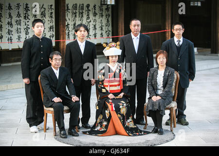 Après la traditionnelle cérémonie de mariage Shinto japonais familles se rassemblent pour un portrait officiel assis pour membre de la famille immédiate Banque D'Images