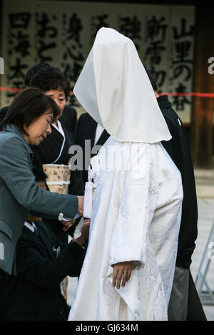 Lors d'une cérémonie de mariage Shinto japonais traditionnel, l'époux et l'épouse presenentation est vérifié par le personnel d'un processus officiel de por Banque D'Images