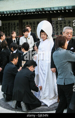 Lors d'une cérémonie de mariage Shinto japonais traditionnels, les jeunes mariés présentation est vérifié par les accompagnateurs d'un processus officiel de elevated view Banque D'Images