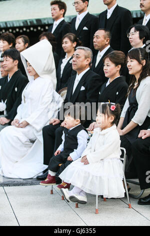 Lors d'une cérémonie de mariage Shinto japonais traditionnel, la mariée et le marié à un portrait officiel assis, à Meiji Jingu, Nea Banque D'Images