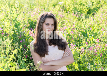 Portrait de jeune fille de 16 ans au pré des fleurs Banque D'Images