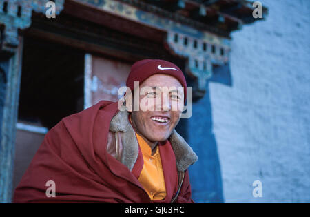 Moine tête avec un swoosh Nike sur son chapeau de couleur du bouddhisme tibétain, au monastère Rongbuk, qui mettait en vedette Michael Palin dans "l'Himalaya" séries télé.Monastère Rongbuk a été fondée en 1902 dans une zone de méditation huttes qui avait été utilisé par des religieuses et religieux depuis des centaines d'années. Monastère Rongbuk à 5 032 mètres est peut-être le plus grand monastère dans le monde. La dernière est Rongbuk endroit de résidence permanente dans la vallée jusqu'à l'Everest. Monastère Rongbuk a été restauré après un incendie en 1989. Banque D'Images