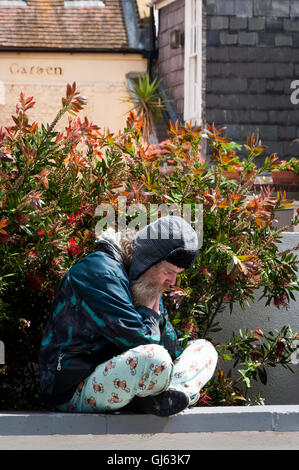 Brighton, East Essex, Royaume-Uni, Angleterre, homme seul, assis, tranquillement, en attente, vibrant, homme, gens, flamboyant, urbain, barbu Banque D'Images