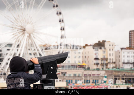 Brighton, Essex-est, Royaume-Uni, Angleterre, touriste, télescope, urbain, vue, garçon, enfant, amusement, jour dehors, roue de Brighton, Banque D'Images