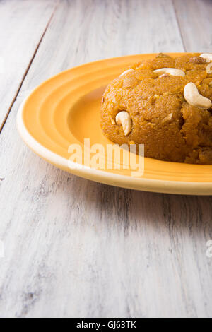 Moong Dal Halwa - un plat sucré de l'Inde, Indan Halwa doux fait à partir de moong Dal, moong dal sweet sheera cuit dans le ghee pur Banque D'Images