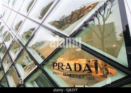 Boutique Prada Aoyama,conçu (2003) par des architectes suisses Jacques Herzog et Pierre de Meuron. La maison de mode italienne, un programme de cinq Banque D'Images