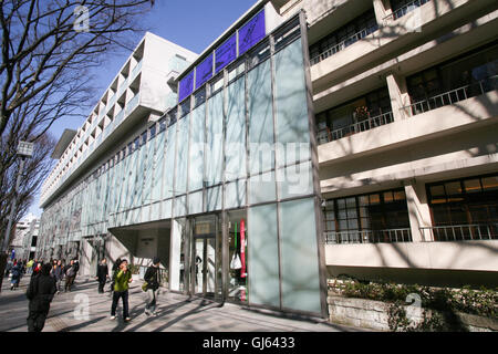 Omotesando Hills (2006) par l'architecte Tadao Ando, construit par Mori Building. Structure en verre le long de 250 mètres s'étendent de l'Omo Banque D'Images