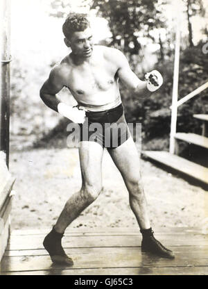 Jack Dempsey (1895-1983) au camp d'entraînement. Banque D'Images