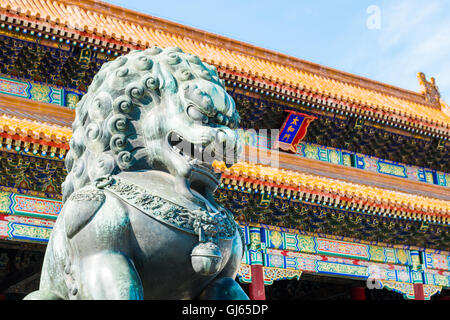 Lion de bronze en face du hall de l'harmonie suprême à Beijing Forbidden City Banque D'Images
