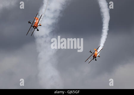 L'Aile Breitling marcheurs effectuer au cours de la Red Bull Air Race à Ascot Hippodrome r dans le Berkshire. Banque D'Images