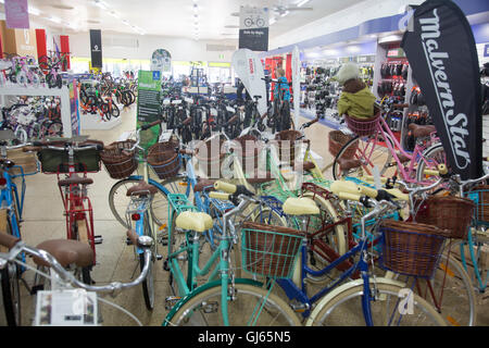 Cycles des vélos à vendre à l'Avanti bike shop dans Narrabeen sur plages du nord de Sydney, Nouvelle Galles du Sud, Australie Banque D'Images