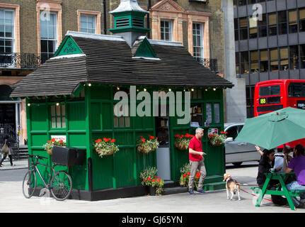 Un refuge pour cocher traditionnels à Russell Square, Bloomsbury.Il y a 13 à quitter Londres.C'est maintenant Kate's plateau cabine alimentaire Banque D'Images