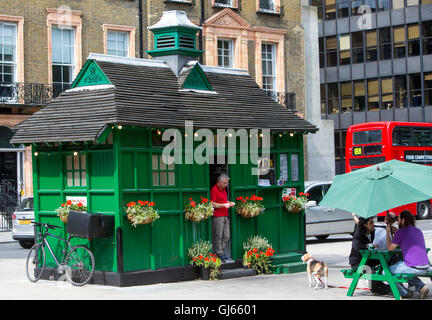 Un refuge pour cocher traditionnels à Russell Square, Bloomsbury.Il y a 13 à quitter Londres.C'est maintenant Kate's plateau cabine alimentaire Banque D'Images