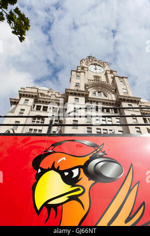 City explorer tour bus avec liver bird parqué dans de De Liver Building, Liverpool, Merseyside, Royaume-Uni Banque D'Images